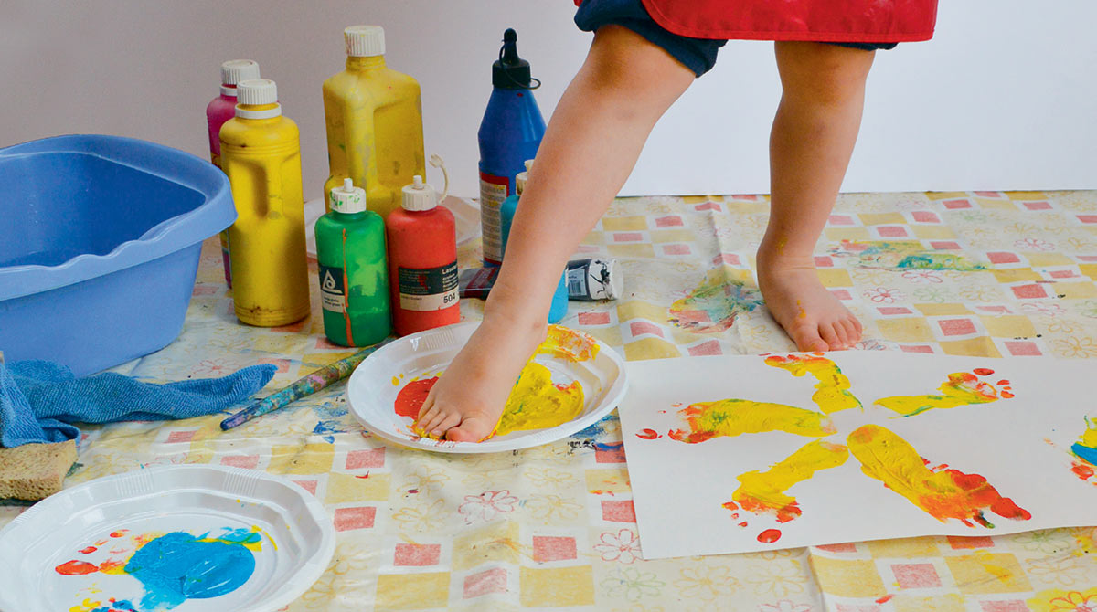 Laboratoire Pour Enfants. Atelier De Peinture, Les Mains Tiennent